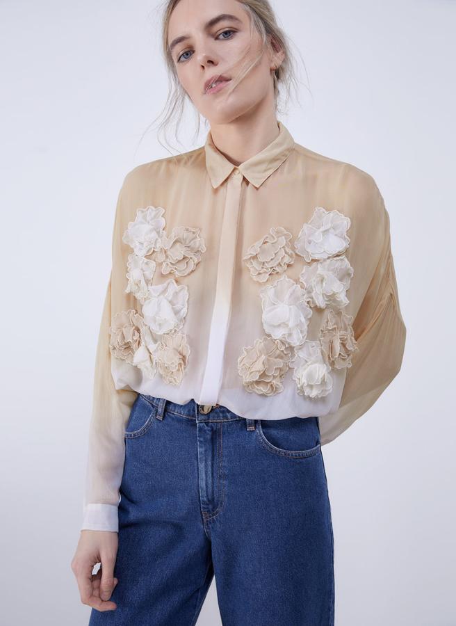 Blusa bicolor blanca y nude con flores en la parte delantera, (62,30 euros).