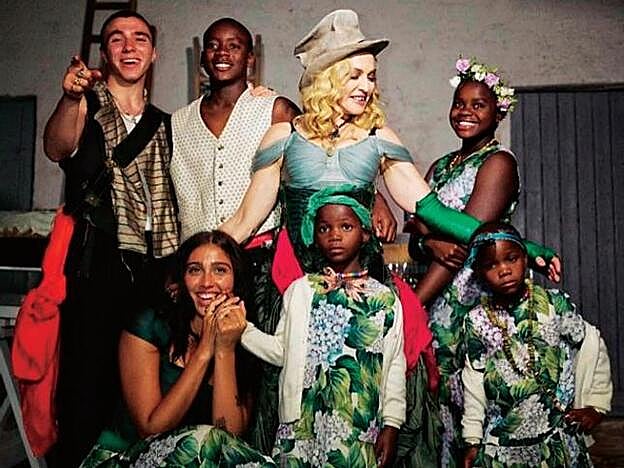 Madonna con sus seis hijos: las mellizas Estere y Stella con Lourdes, y de pie, David y Mercy. Faltan Lourdes y Rocco.