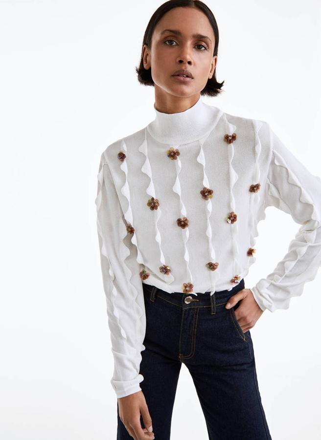 Jersey blanco con flores joya de cuello alto, (62,30 euros).