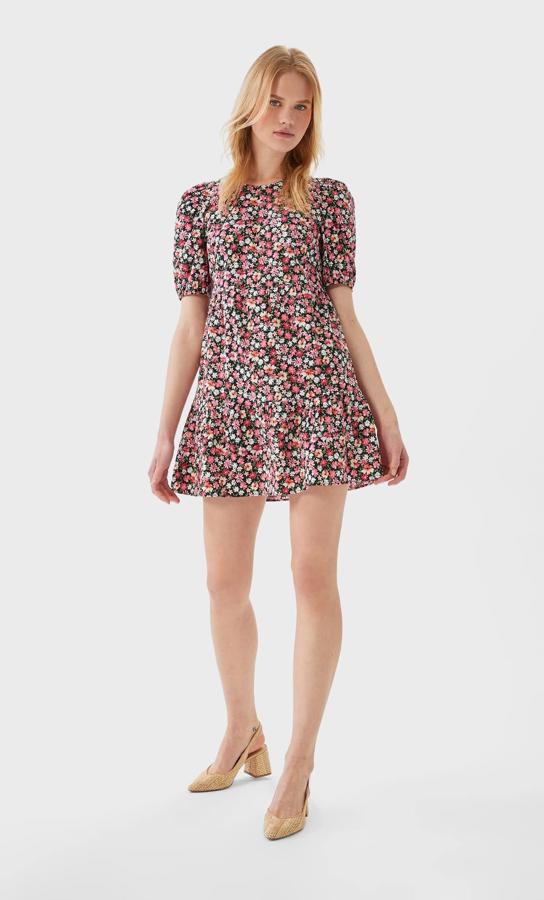 Mini vestido de flores de Stradivarius, (25,99 euros).