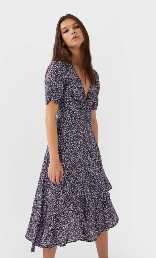 Vestido de mini florecitas lilas, de Stradivarius, (29,99 euros).