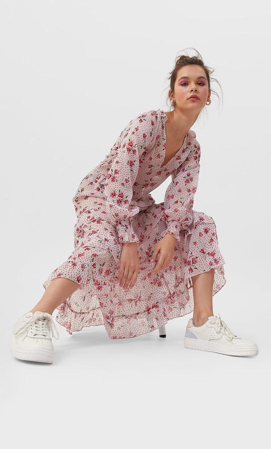 Vestido de gasa rosa y print de flores de Stradivarius, (25,99 euros).