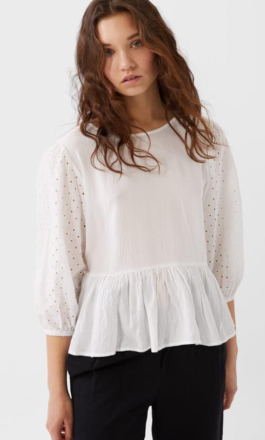 Esta blusa de manga tres cuartos con bordado suizo y volante en el bajo costaba 17,99 euros y ahora está a mitad de precio, 8,99. Solo queda en la talla M.