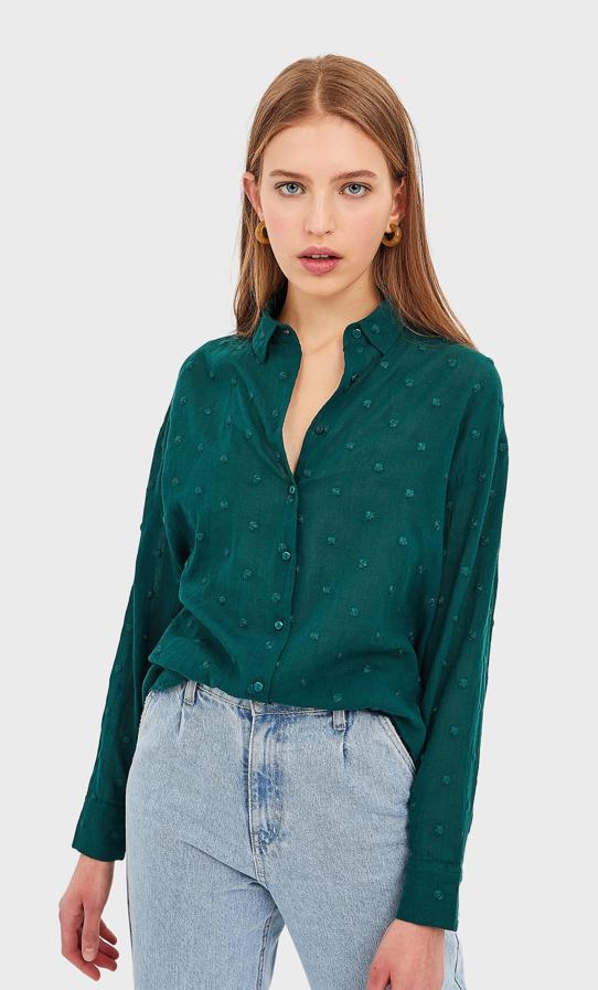 Stradivarius tiene una preciosa colección de camisas con topos bordados, que van desde el rosa al crudo, pero el descuento solo ha llegado a su versión esmeralda. De 17,99 euros ha pasado a 8,99 euros y solo está disponible en la talla S.