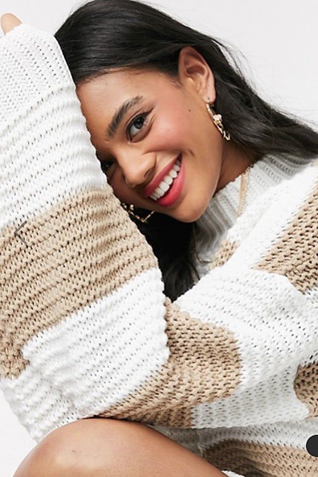 Detalle del punto grueso del vestido de Asos que ha elegido Alexandra Pereira.