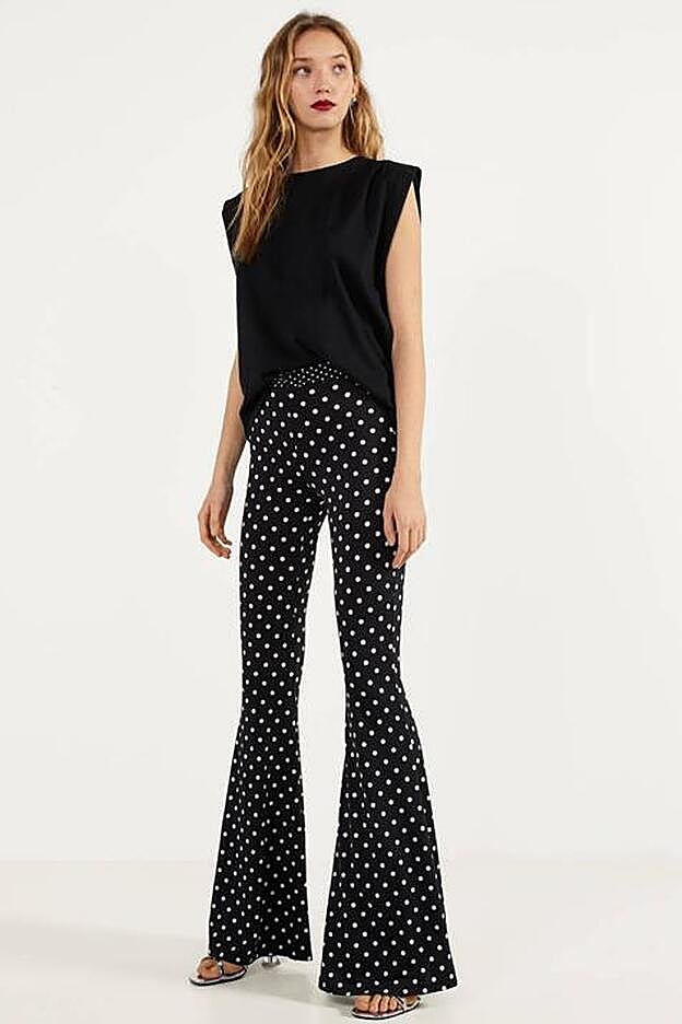 Los pantalones de lunares Bershka tiene una pernera flare muy llamativa.