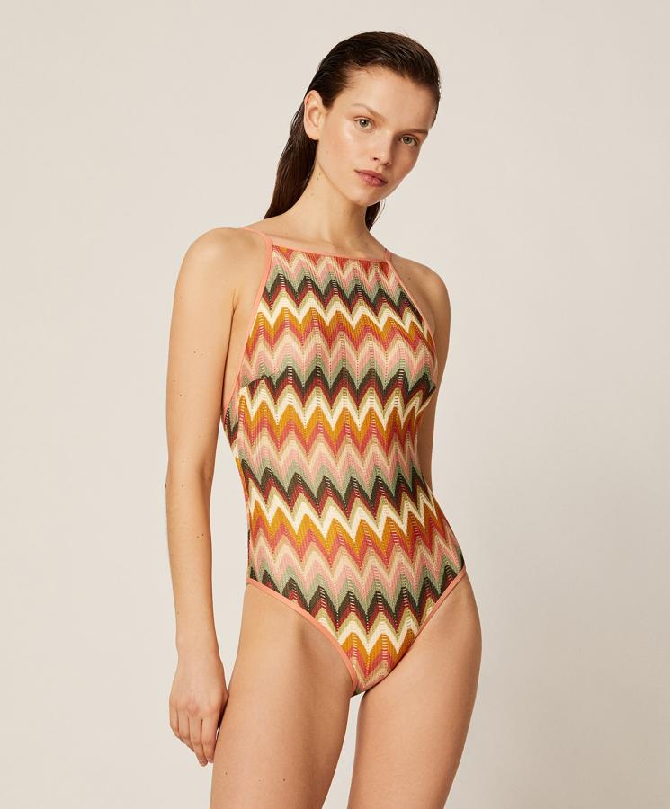 Con un precio de 29,99 euros, este bikini triangular de Oysho nos encanta. Con copa extraíble y sin aro, está confeccionado en tejido estilo crochet multicolor y tiene la espalda abierta con tira de sujeción. Está disponible en las tallas S, M y L.
