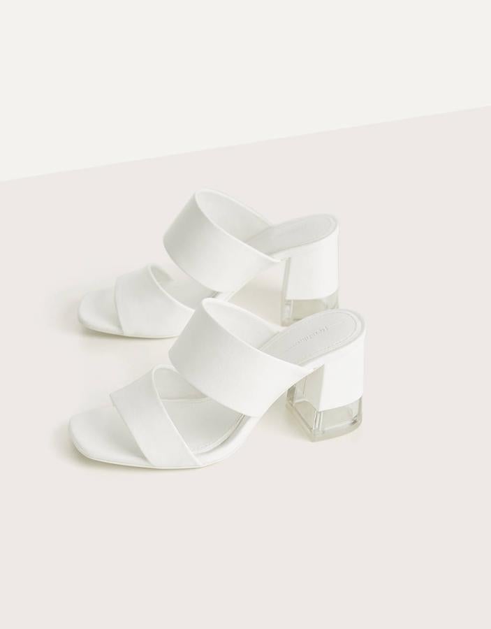 Destalonadas, con tiras anchas y tacón de metacrilato, de Bershka (25,99 euros).