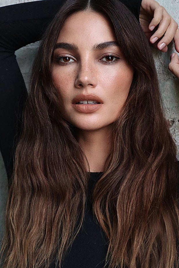 Lily Aldridge lleva el castaño chocolate que más envidiamos.