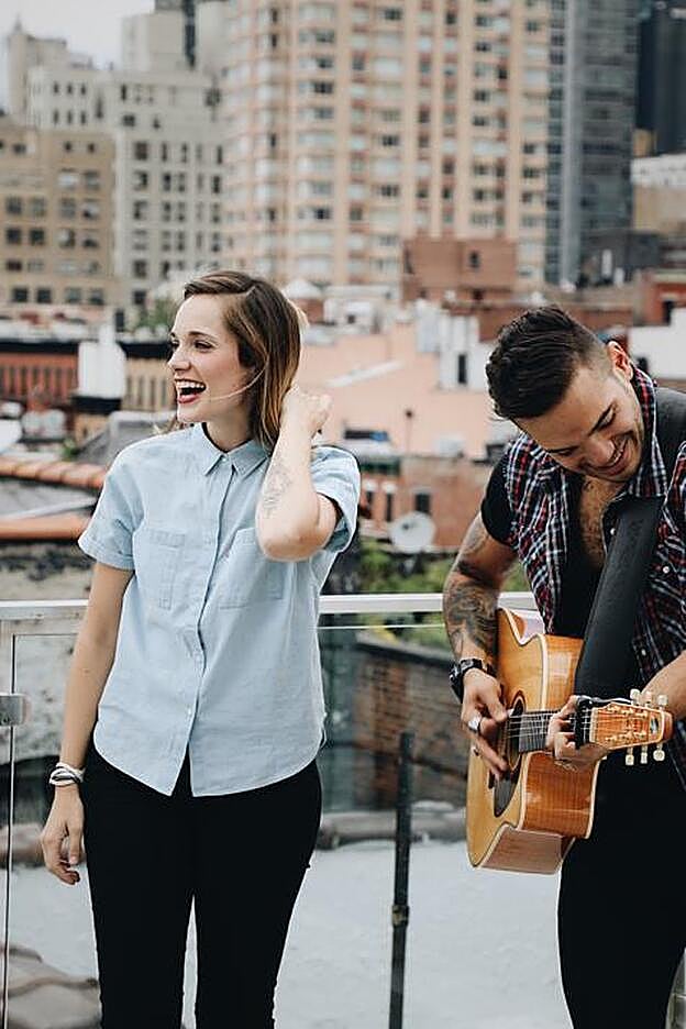 No te eches atrás querido introvertido, si has quedado, has quedado. Aunque sea a un karaoke online o un concierto en la terraza.