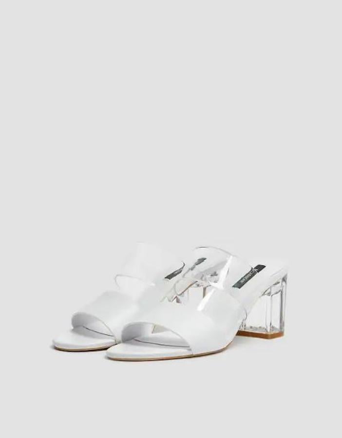 Con tiras anchas y tacón de vinilo, de Pull&Bear (22,99 euros).