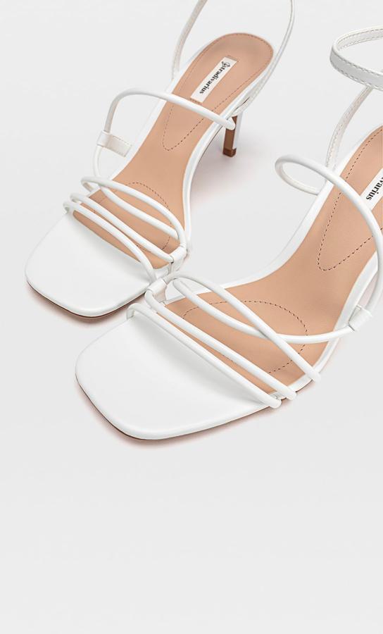 Con multi tira fina y tacón, de Stradivarius (25,99 euros).