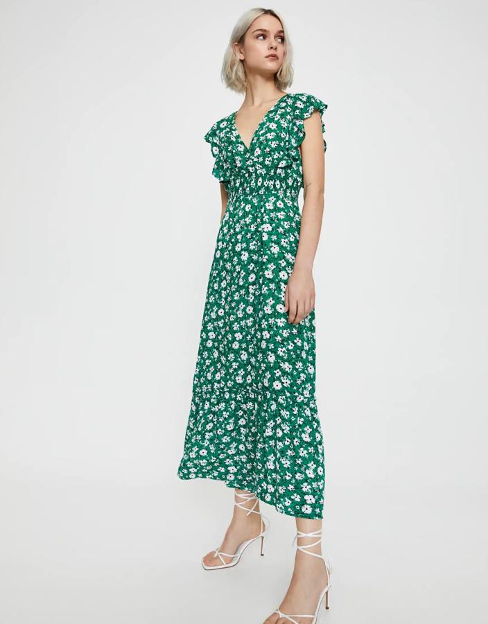 Pull & Bear celebra la primavera con este vestido de corte midi en color verde con estampado de flores con elástico en la cintura. De manga corta con volantes y escote en forma de pico, tiene un precio de 25,99 euros.