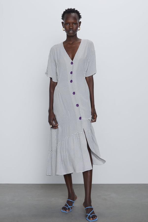 Este vestido con escote de pico y manga corta es de Zara. Cuenta con elásticos en los laterales de la cintura y volantes en el bajo. El cierre delantero es con botones y está disponible de la talla XS a la XL. Cuesta 39,95 euros.