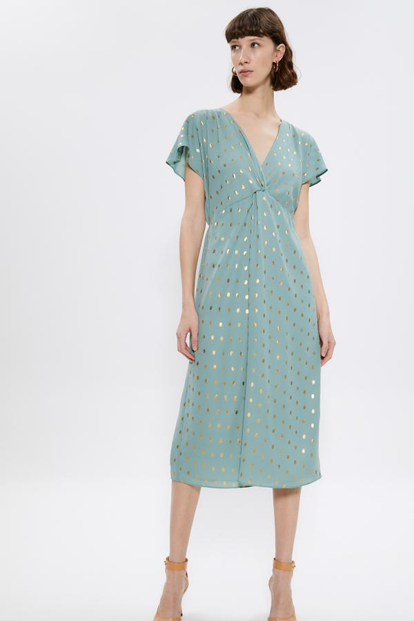 En Sfera encontramos este vestido estampado de manga corta en color verde agua con topos dorados (también lo tienen en color burdeos) y con detalle de nudo. Disponible en las tallas S, M y L, tiene un precio de 35,99 euros.