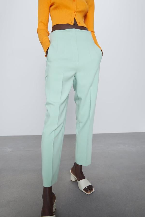 Pantalones verde agua de tiro alto y raya en medio, de Zara (25,95€).