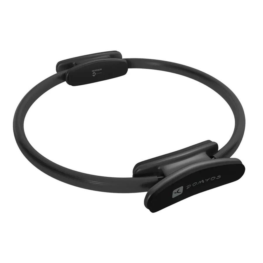 Este aro de pilates te permitirá realizar numerosos ejercicios presionándolos tanto con piernas como con brazos. Cuesta 12,99 euros.