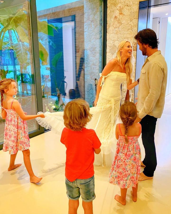 Las redes sociales también nos han dejado ser testigos de algunos momentos de la cuarentena de Carolina Cerezuela y su familia. La actriz y su marido, Carlos Moya, tienen tres hijos: Daniela, Carlos y Carla, y parece que ellos han tomado el mando en la casa familiar. Hace unos días, pudimos ver al ex tenista haciendo puzles con sus hijas, mientras estas le pintaban las uñas de los pies. También les hemos podido ver haciendo deporte en familia en el jardín de su casa.