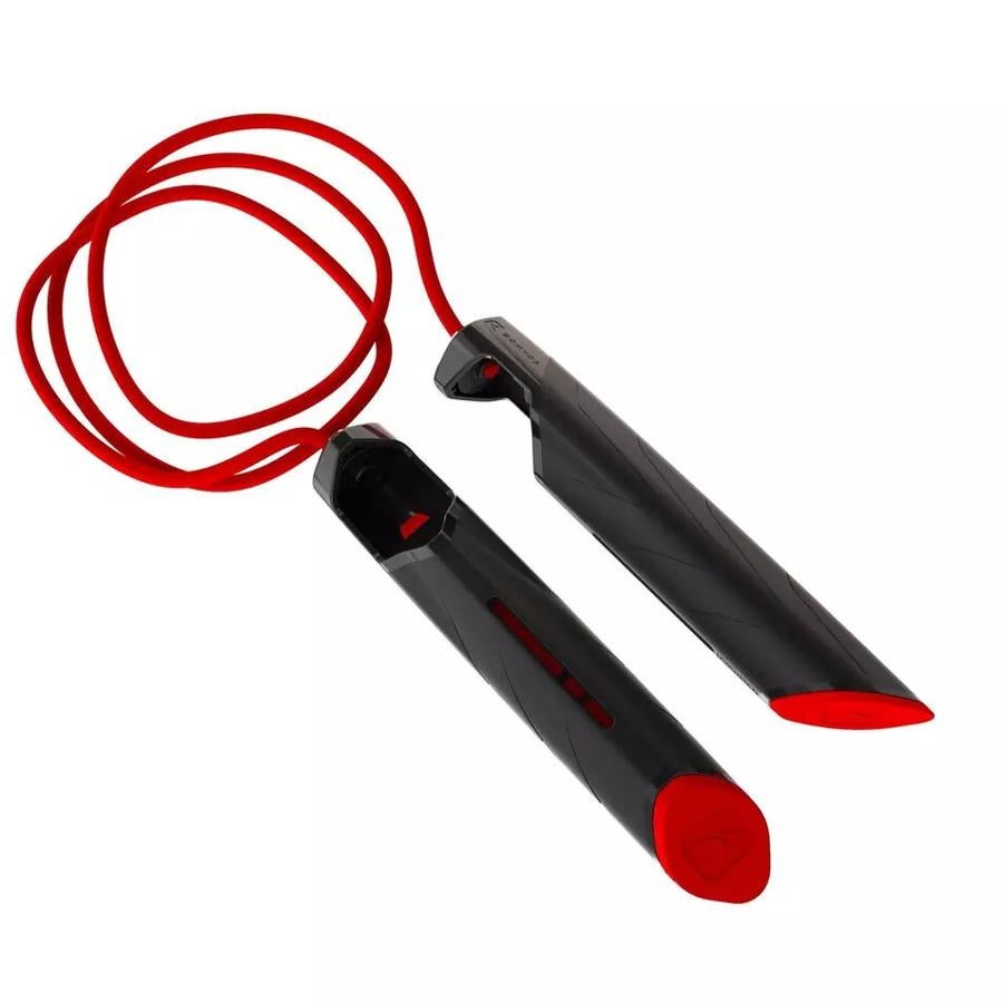 Una buena forma de realizar ejercicio cardiovascular es con una comba para saltar como esta. Ejercicio sencillo y muy efectivo. Tiene un precio de 6,99 euros y está disponible en varios colores.