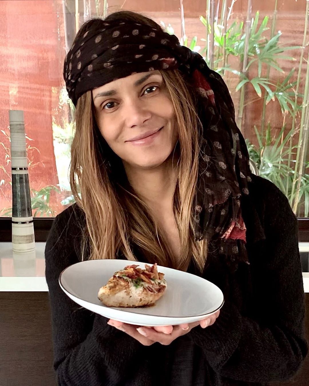 "Estoy en el día 15 [de cuarentena] y mi habilidad con los pañuelos en la cabeza se ha hecho fuerte", escribe Halle Berry en su foto sin maquillaje. ¡Pura naturalidad!