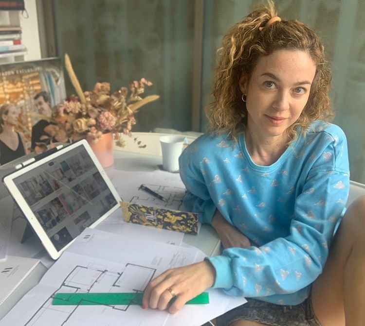 Aunque no es la primera vez que los muestra, la actriz Marta Hazas está aprovechando el confinamiento no solo para dar un respiro a su piel, también para dejar que sus rizos se recuperen de tanta herramienta de calor para el pelo. Y además, ha querido compartirlo. ¡Bravo!