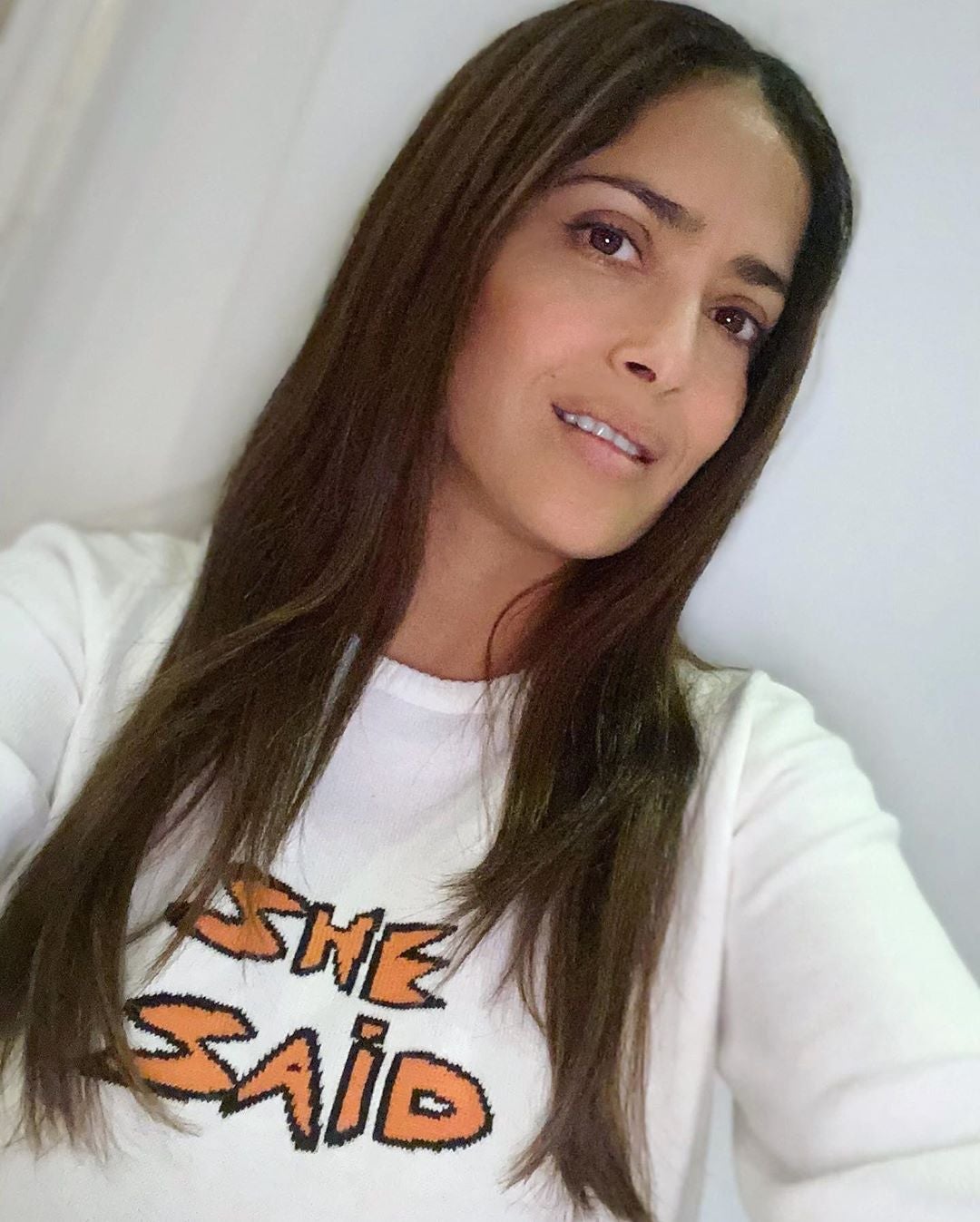 Salma Hayek también se ha subido a los famosos selfies sin maquillaje, y lo cierto es que la mexicana no lo necesita. Tiene una piel perfecta.