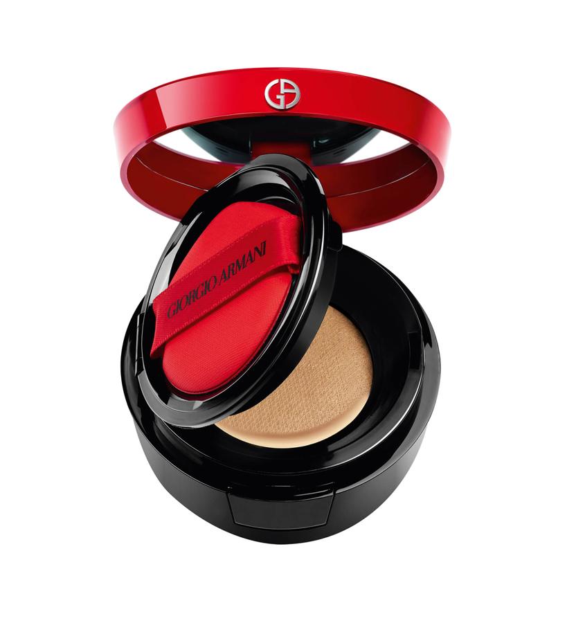 Está elaborado a partir de una emulsión de agua en aceite y es un protector con tratamiento que alisa las líneas de expresión, difumina las imperfecciones y trata la piel a largo plazo. Esta esencia con tratamiento contiene extracto de lichi, glicerina y ácido hialurónico. Se presenta en un elegante estuche compacto de viaje con un aplicador facial perfeccionador. Proporciona una cobertura modulable de larga duración y contiene FPS 23 para proteger contra los agresores ambientales. (73,80 €).