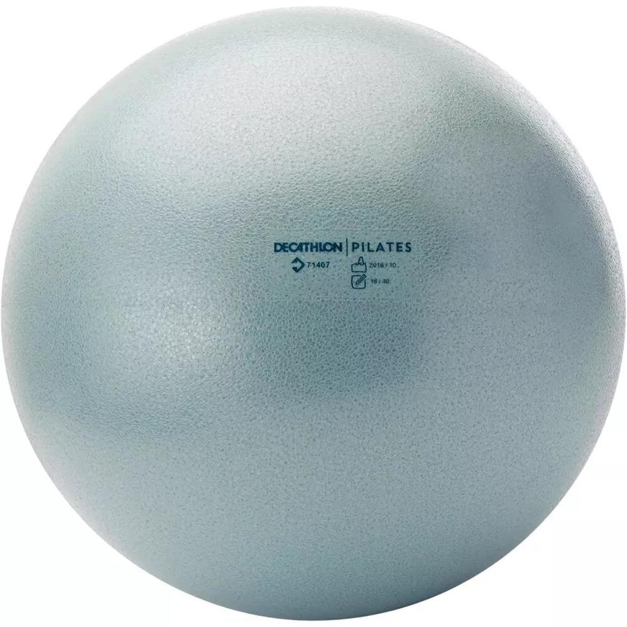 Una gran manera de darle un plus a tus ejercicios intensificando la fuerza es con esta pelota de pilates con pajita de inflado. Disponible en varios tamaños y colores, esta, de 22 centímetros de diámetro, tiene un precio de 4,99 euros.