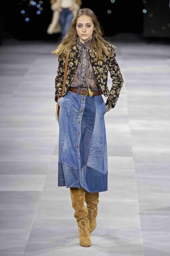 Piensa en aquella silueta piramidal que a mediados de los 2000 sedujo a medio planeta. Un patrón de tintes desenfadados con un llamativo acabado efecto patchwork que solucionaba cualquier look. El material más democrático vuelve a adentrarse por aquellos derroteros y lo hace como emblema de una elegancia parisina juvenil.