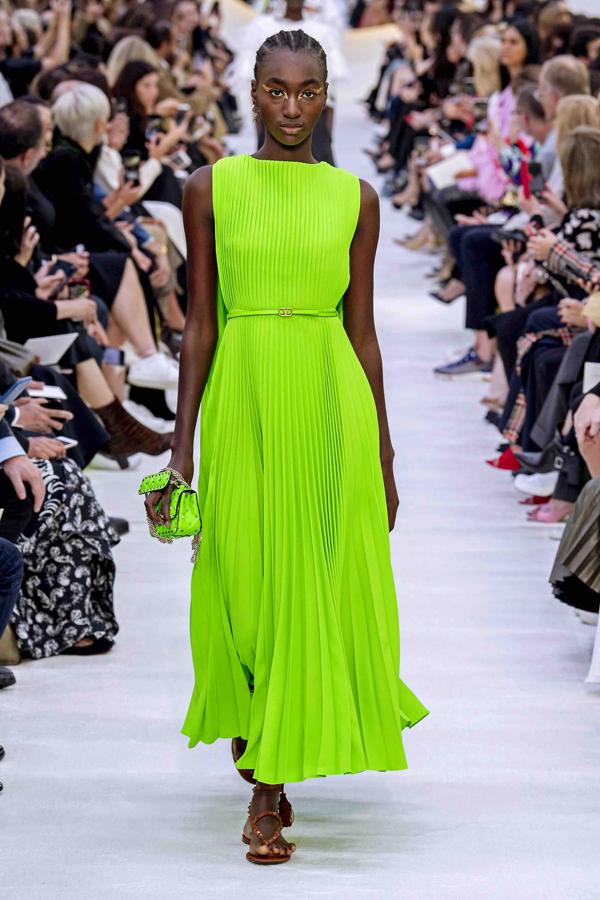 ¿Quién dijo que los colores neón era exclusividad de los estilismos deportivos? Quizás ha pasado ya tanto tiempo desde que el verde radioactivo o el rosa eléctrico vivieron su momento de gloria como recursos de elegancia que te parece que fue un sueño. Pero aquello pasó, y ahora incluso Pierpaolo Piccioli lo quiere en sus colecciones para Valentino, haciéndolo partícipe de prendas tan sofisticadas como vestidos plisados sin mangas y largos hasta el suelo.