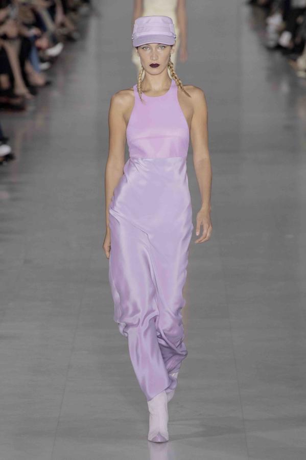 Superada la fiebre del rosa que el año pasado inundó todas las cartas cromáticas, los tonos sorbete se alzan como emblema de la nueva generación. Desde el azul bebé al amarillo limón pero especialmente el malva. Las opciones para lucirlos son variadas, desde mezcladas entre sí, hasta en un look completo de pies a cabeza o combinado con otros colores o tejidos como el vaquero.