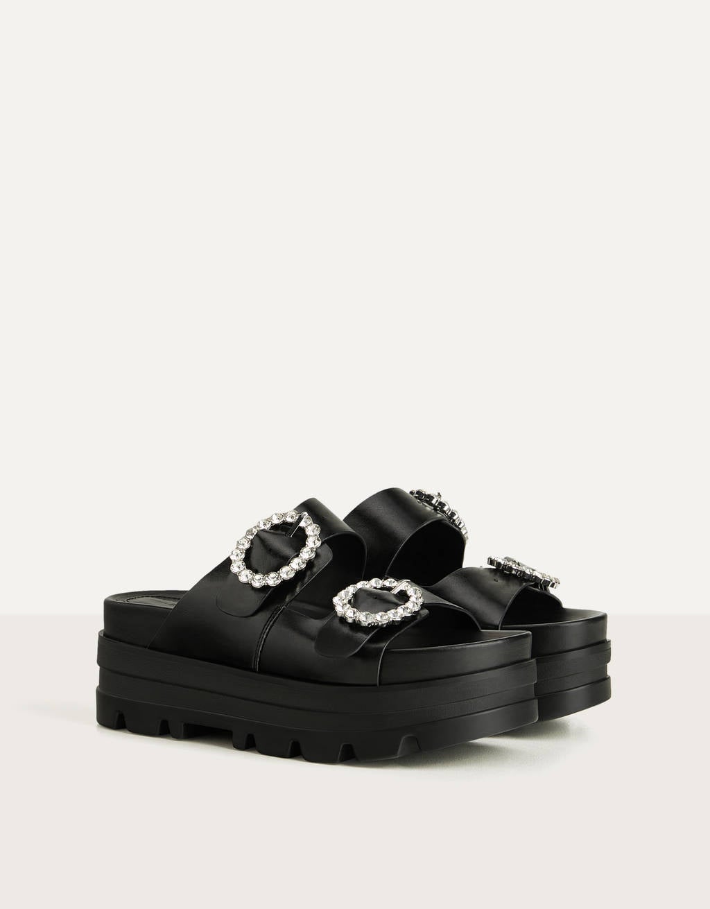 Las joyas se cuelan en estas sandalias con plataforma de 4,5 centímetros de Bershka. Ideales para combinar en cualquier look este verano. (35,99 euros).