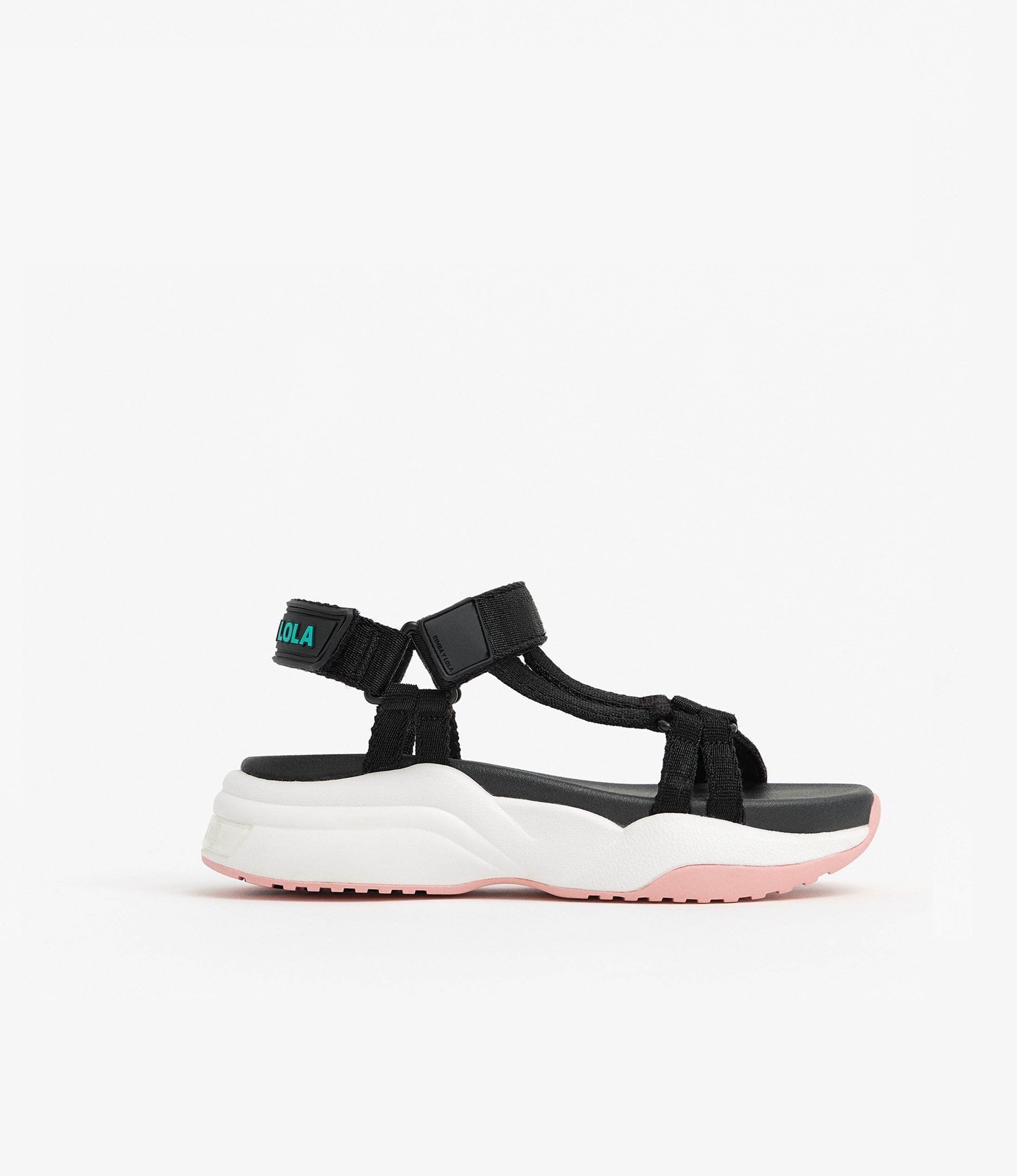 Sandalia chunky de Bimba y Lola en tono negro con suela deportiva blanca. (125 euros).