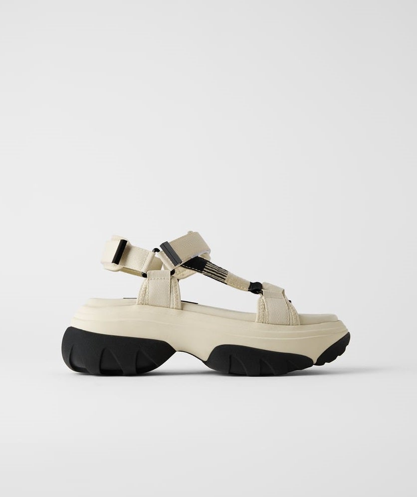 Zara también se une a la tendencia ugly con estas sandalias deportivas en tono crudo. (45,95 euros).
