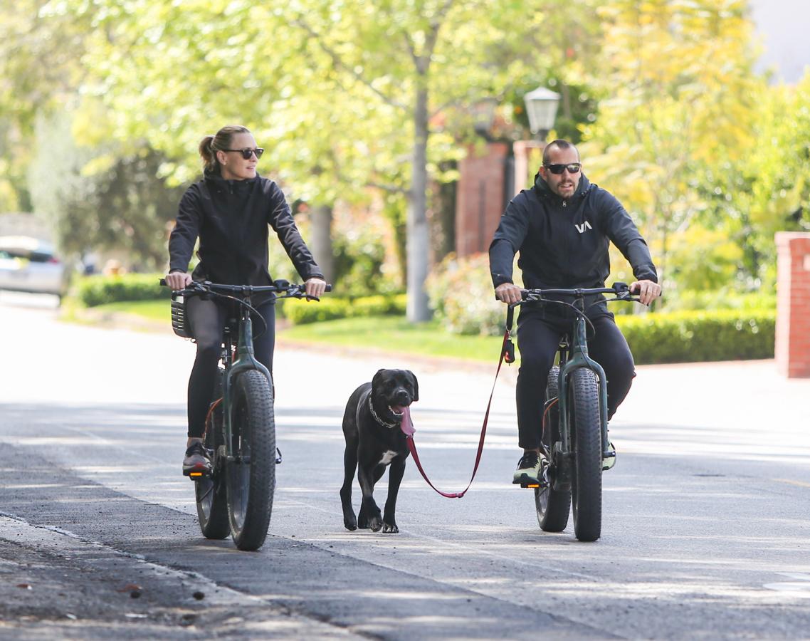 La actriz y su marido, Clement Giraudet, demuestran estar en perfecta sintonía cromática mientras se echan a las calles de Santa Mónica para hacer ejercicio junto a su labrador, también negro.
