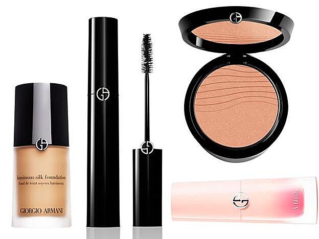 De izquierda a derecha: base de maquillaje Luminous Silk Foundation; máscara de pestañas Eyes to Kill; polvos de maquillaje Neo Nude Fushion Powder, y colorete líquido Neo Nude Blush, todo de Giorgio Armani Beauty.