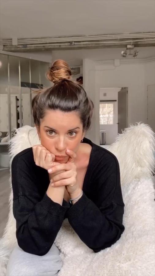 El llamado "moñete" también está en las propuestas de Marta Riumbau. Probablemente este sea el que todas hacemos cuando queremos despejar el pelo de la cara de manera rápida. Es tan fácil como juntar la melena por encima de la cabeza, enrollar y sujetar con una goma, sin pensarlo mucho.