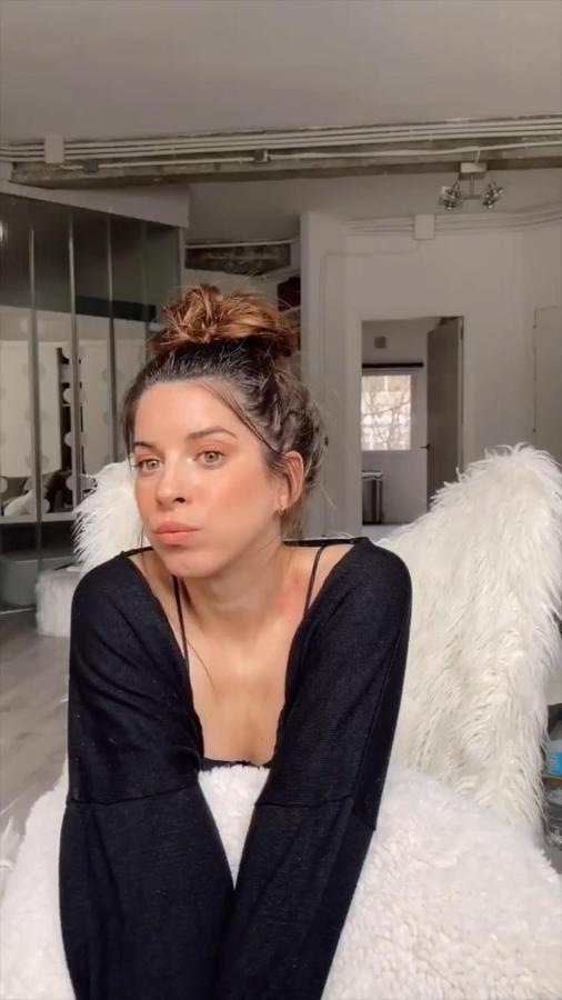 Si lo tuyo son los moños 'messy', Marta tiene dos propuestas. La primera es esta, en la que la influencer recoge el pelo si seguir un patrón, metiendo los mechones sueltos cada uno para un lado y añadiendo una goma para sujetarlo y horquillas para bajar el exceso de volumen.