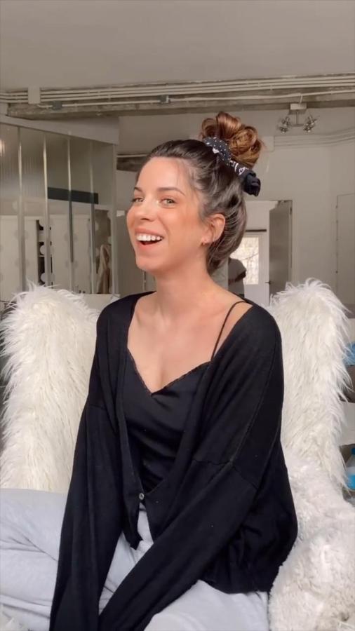 Si lo que quieres es añadir un complemento diferenciador para salir del clásico moño, el pañuelo es una opción perfecta. Recoge tu melena en un moño despeinado y sujétalo con un pañuelo a modo de goma.