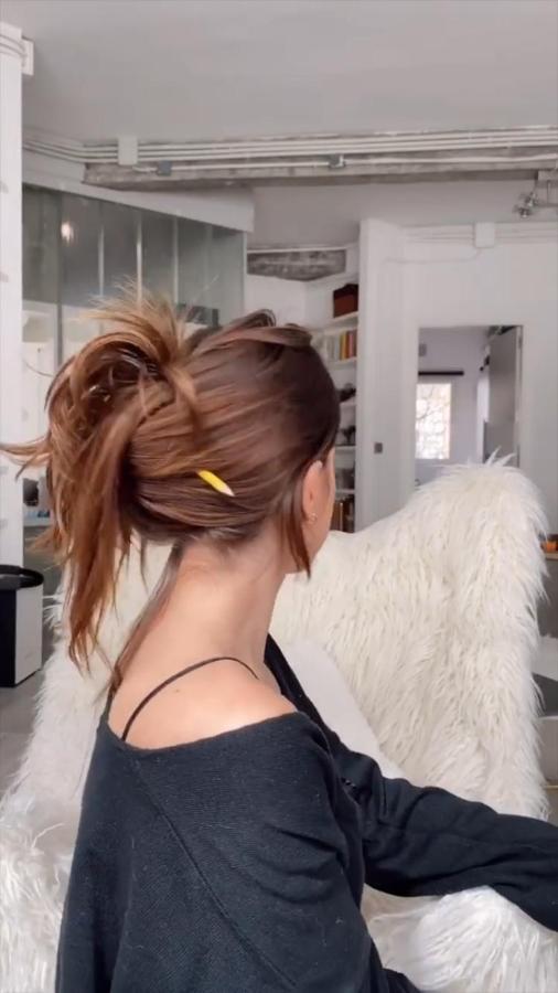 O en coleta. Peinado que hace sujetando primero con las manos la melena en una coleta y enrollando el lápiz con varias vueltas y atravesándolo finalmente por la mitad. ¿Con cuál te quedas?