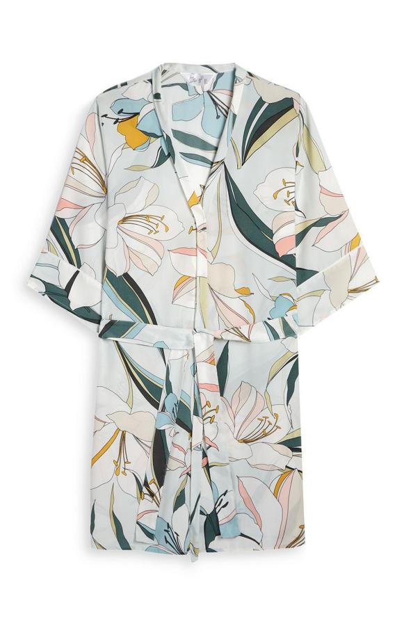 Nosotras simepre hemos sido de arreglarnos muhco en casa y ahora, más que nunca. Hasta cuando estamos en pijama nos gusta hacerlo con estilo y por eso los batines son nuestros mejores aliados. Este con estampado de flores es perfecto (14 euros).