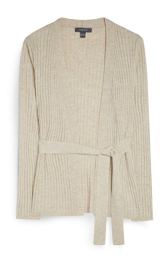 Un conjunto de punto es la mejor recomendación que te podemos hacer estos días para estar comoda y elegante en casa. Y es que, además, son tendencia. Esta cárdigan con cinturón de canalé es parte de un dúo que ya nos ha robado el corazón (12 euros).