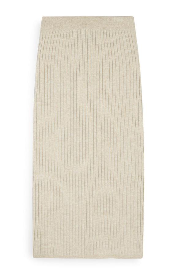 Esta es la falda del conjunto de punto de canalé, en color hueso, ideal para la cuarentena (12 euros).