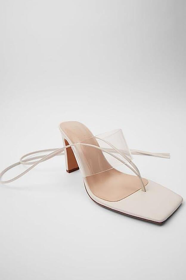 Sandalia de tacón atada con banda de vinilo en el empeine. (35,95 euros).