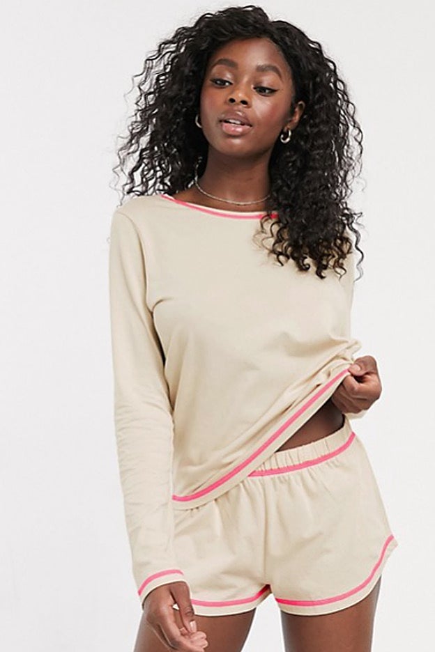 UN conjunto de punto con shorts en el mismo color que el que lleva Sincerely Jules.