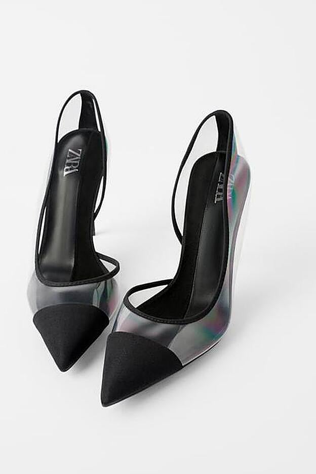 Zapatos de tacón con vinilo y detalles negros. (35,95 euros).