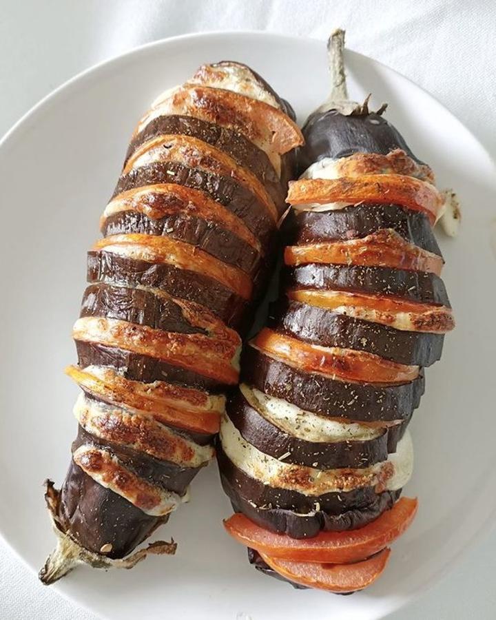 Ingredientes:2 berenjenas1 mozzarella2 tomates1 lata de atúnUna pizca de salHierbas provenzalesPreparación:- Hacer cortes a las berenjenas y meterlas al microondas 5 minutos.- Ir poco a poco introduciendo los ingredientes dentro de las ranuras (tomate, queso y atún) y añadir por encima las hierbas provenzales y la sal.- Hornear 10-15 minutos a 180°C (opción aire)