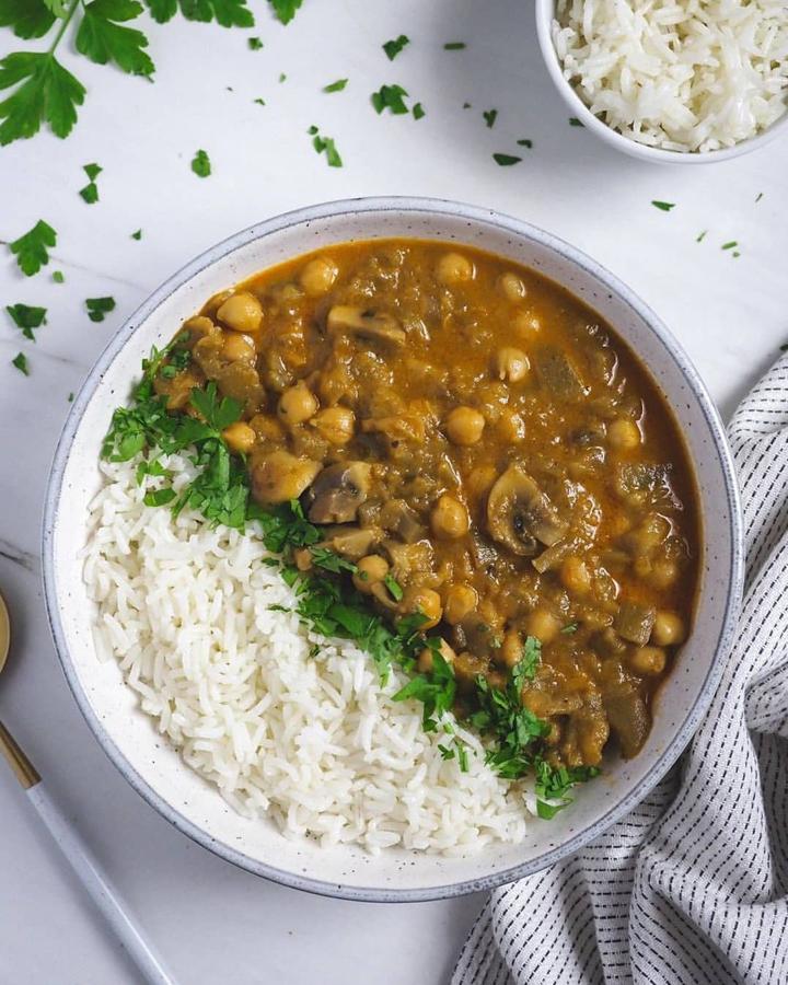 Ingredientes: (4 raciones):1 cebolla pequeña2 berenjenas6 champiñones400 gr de garbanzos cocidos400 ml leche de coco de lata1 cucharadita de pimentón de la Vera1 cucharadita de comino1/2 cucharadita de canela1/4 cucharadita de pimienta negra2 cucharaditas de curry en polvoSal al gustoAceite de olivaPreparación:- Cortamos la cebolla en juliana finita y la pochamos a fuego medio con aceite de oliva hasta que esté bien tierna.- Incorporamos los champiñones cortados en cuartos o en láminas y salteamos un par de minutos.- Echamos las berenjenas cortadas en dados pequeños, salpimentamos y cocinamos hasta que estén blandas. Podemos tapar la olla para que se hagan antes.- Incorporamos las especias, los garbanzos y la leche de coco y seguimos cocinando a fuego medio durante 5 minutos más. Os recomiendo añadir un poco de agua al guiso hasta conseguir la consistencia adecuada.- Rectificamos de sal y servimos con arroz hervido y cilantro picado.