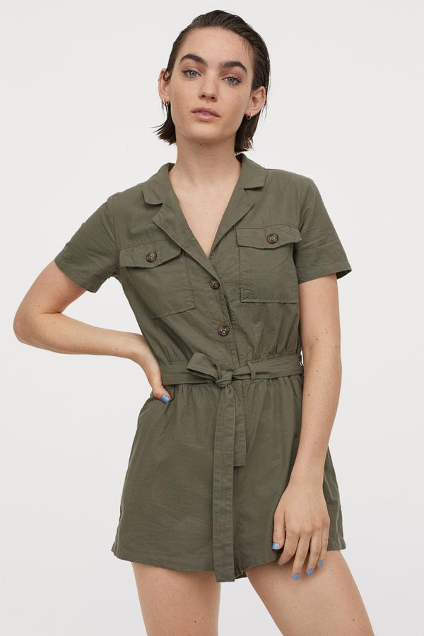 Todoterreno, la versión veraniega del mono worker que hemos visto este invierno hasta la saciedad. Es de H&M y tiene un verde caqui que combina con todos los accesorios que te imagines (24,99 euros).