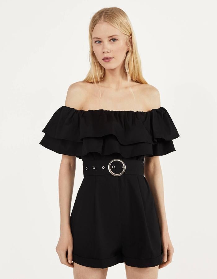 En Bershka siempre apuestan por monos cortos especiales. Si antes veíamos uno con escote asimétrico, este tiene un escote bardot de volantes que sienta maravillosamente bien(29,99 euros).